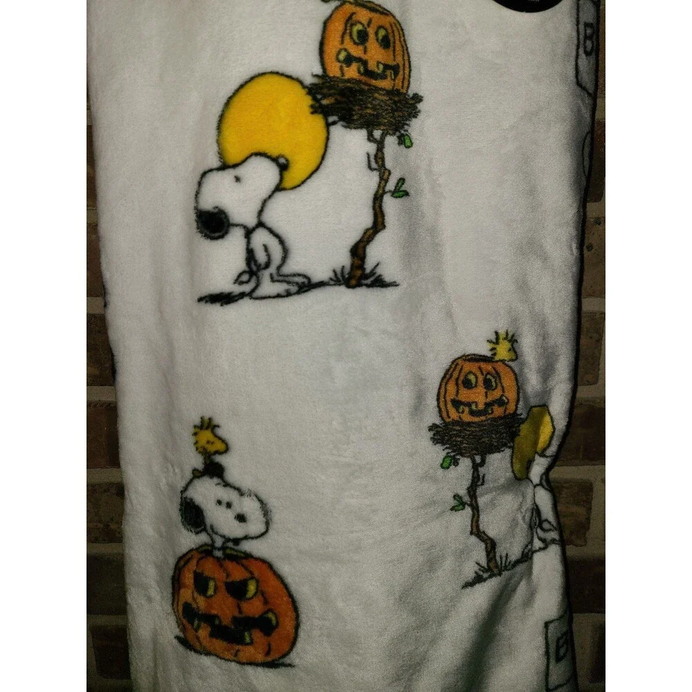 Berkshire Peanuts Snoopy Woodstock BOO Pumpkin Halloween Soft Blanket Full Moon